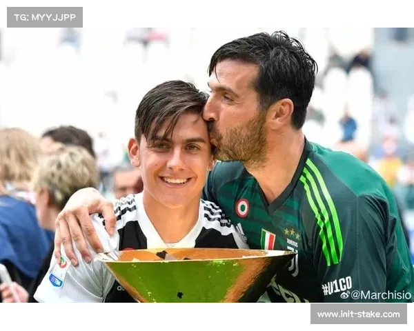 赛后双方球员交换球衣，展现意甲联赛友谊精神